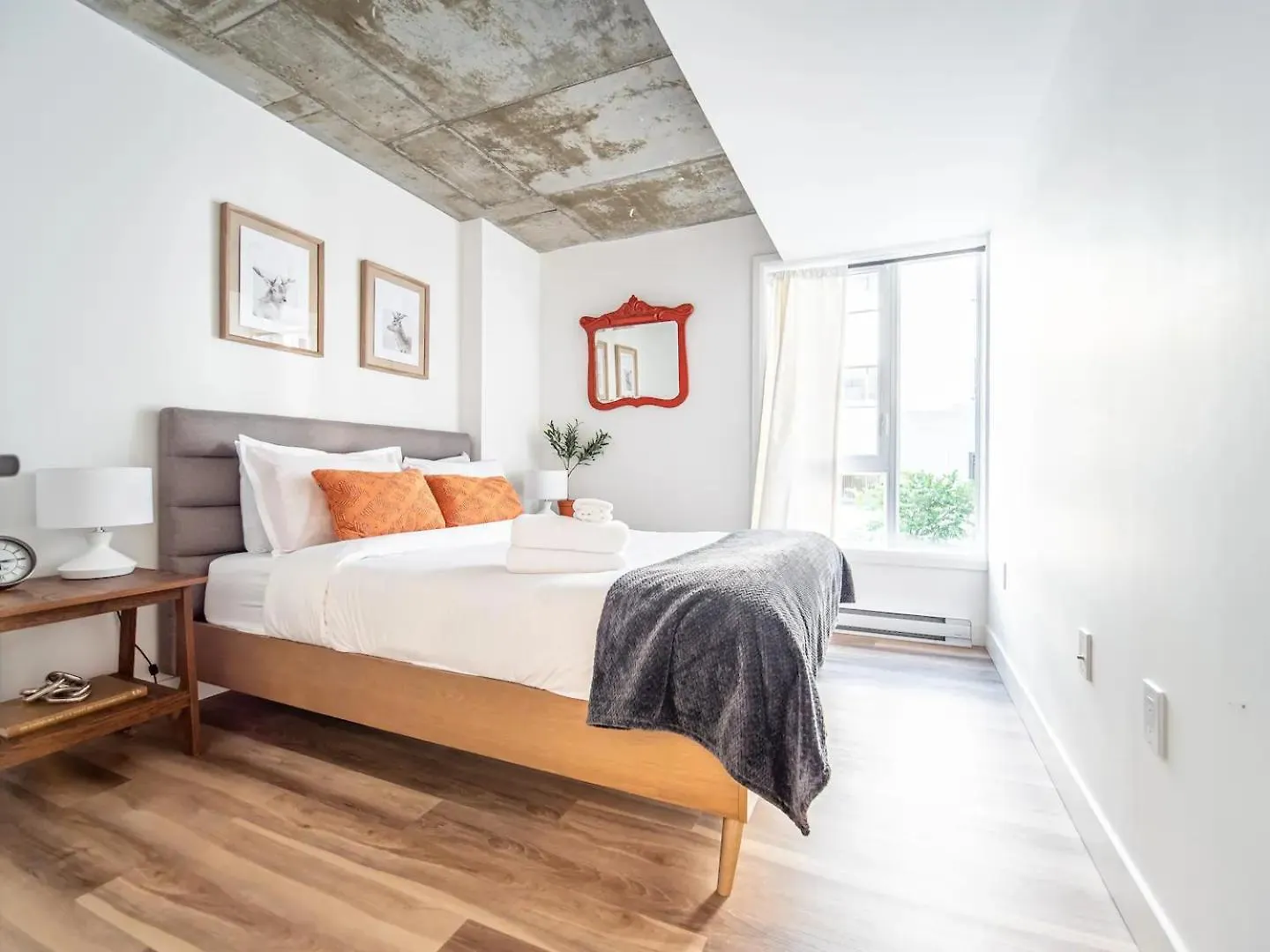 Rustic, Downtown Quebec, Rooftop Pool, 2 Bedrooms And 2 Bathrooms -Up To 6 Guests كندا