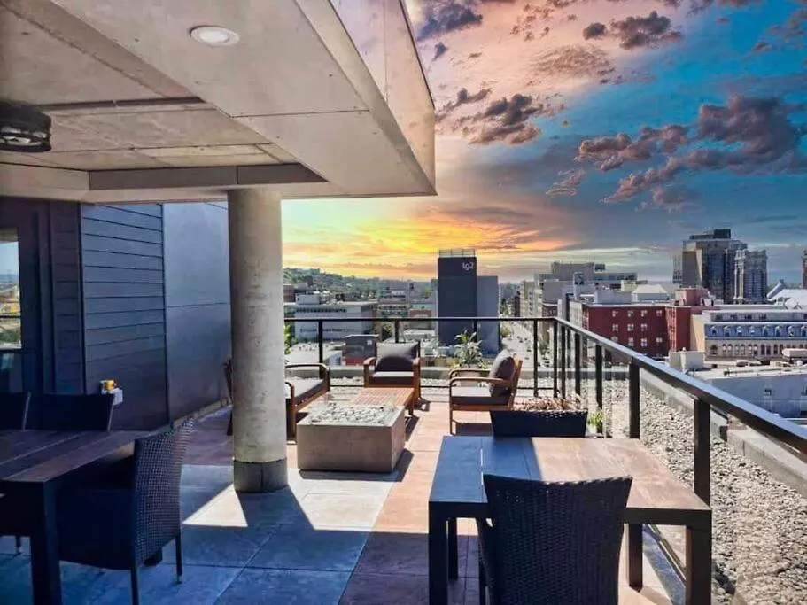 Rustic, Downtown Quebec, Rooftop Pool, 2 Bedrooms And 2 Bathrooms -Up To 6 Guests 0*, مدينة كويبيك